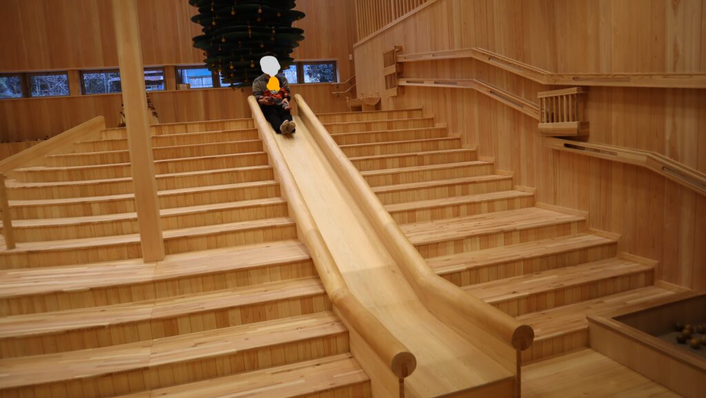 檜原 おもちゃ美術館 滑り台